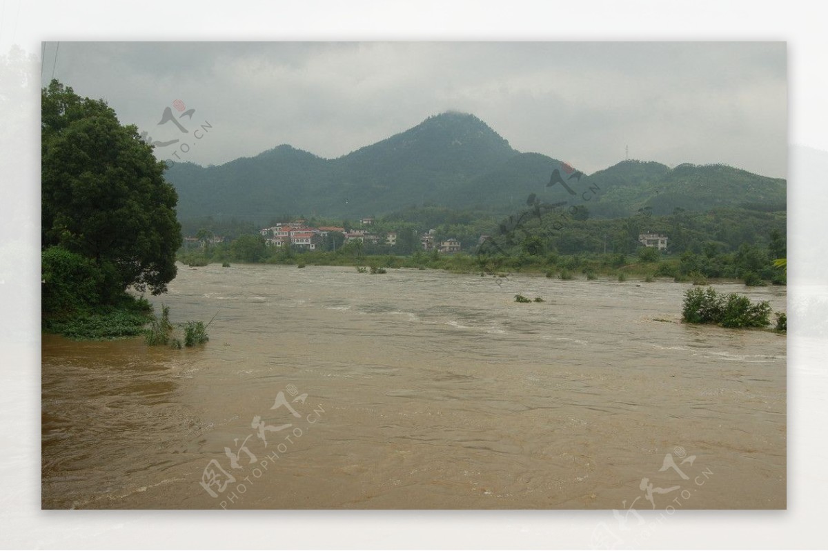 河流雨季图片