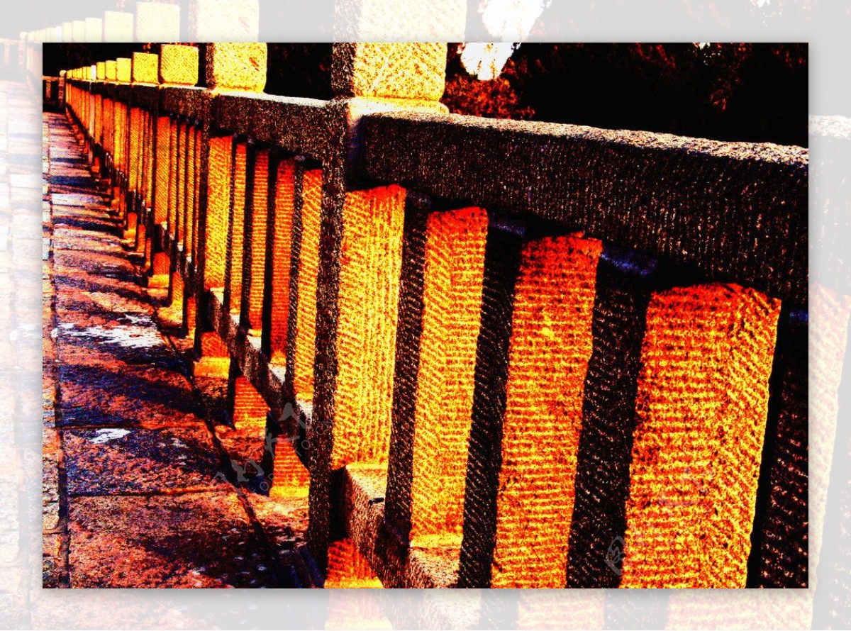 石桥栅栏上的阳光图片