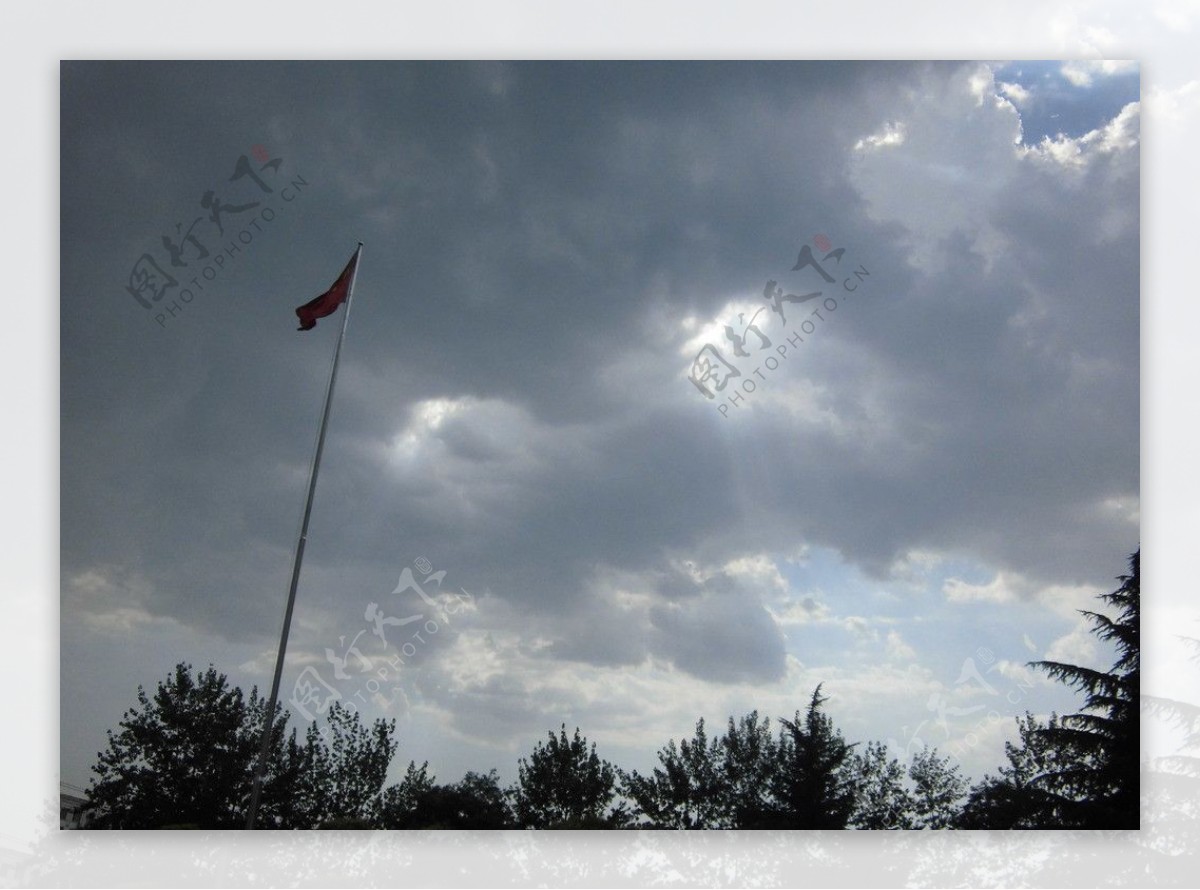 暴风雨曙光图片