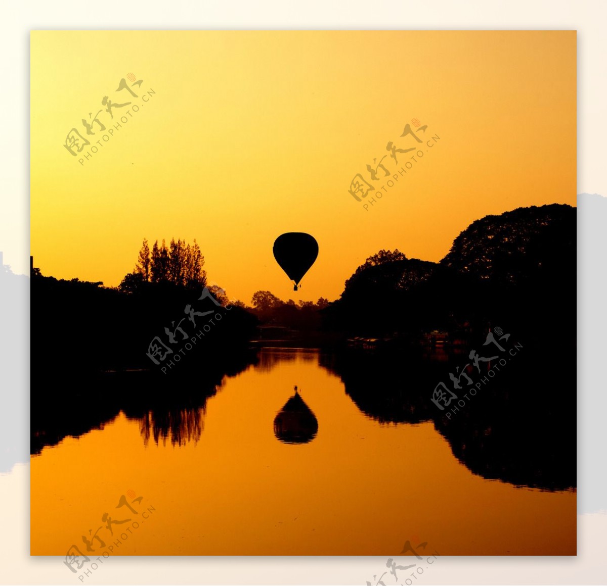 夕阳中的热气球图片