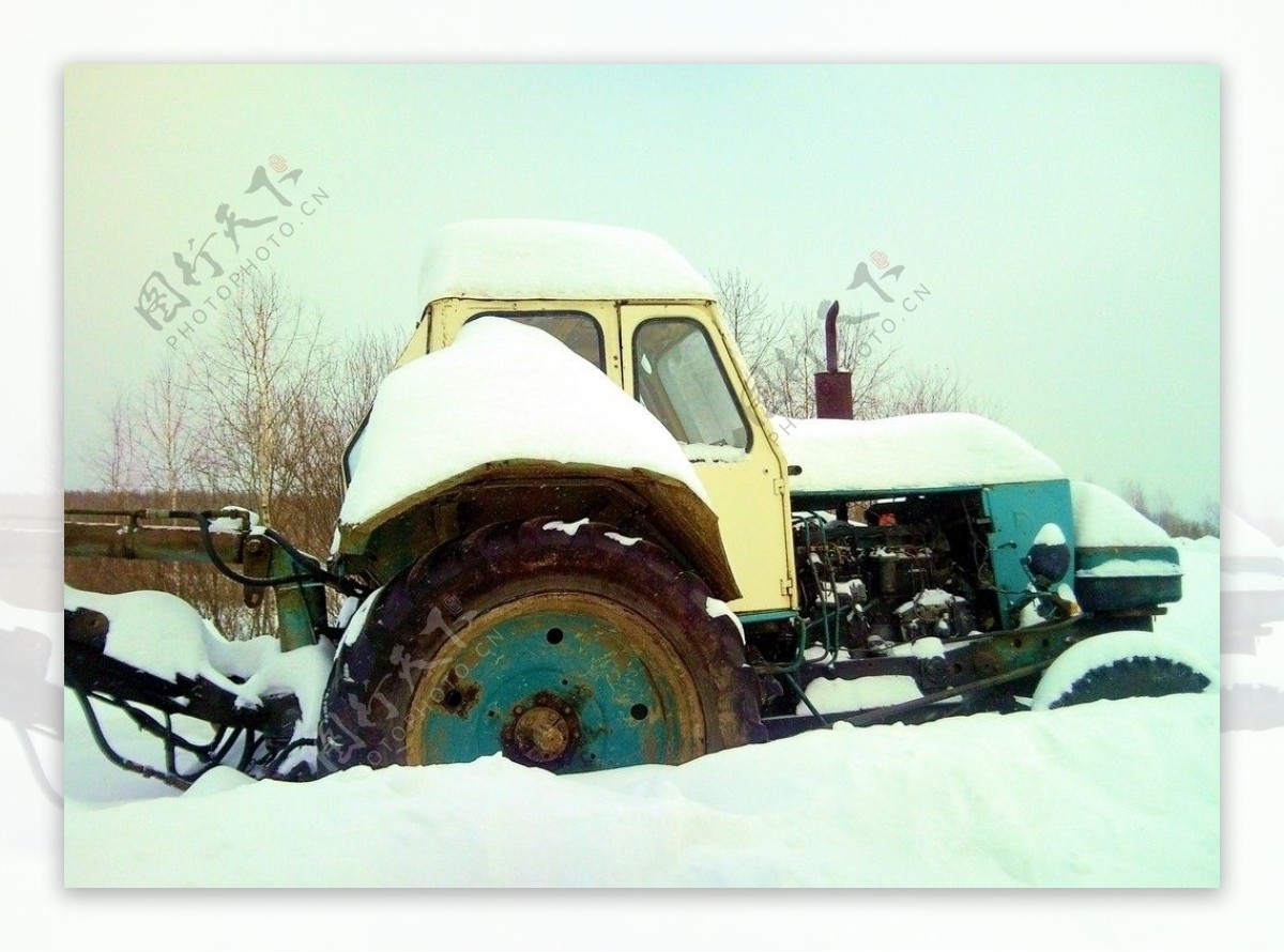 风雪中的拖拉机图片