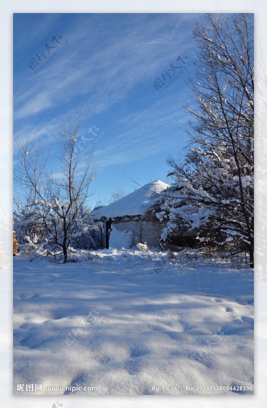 雪景毡房图片