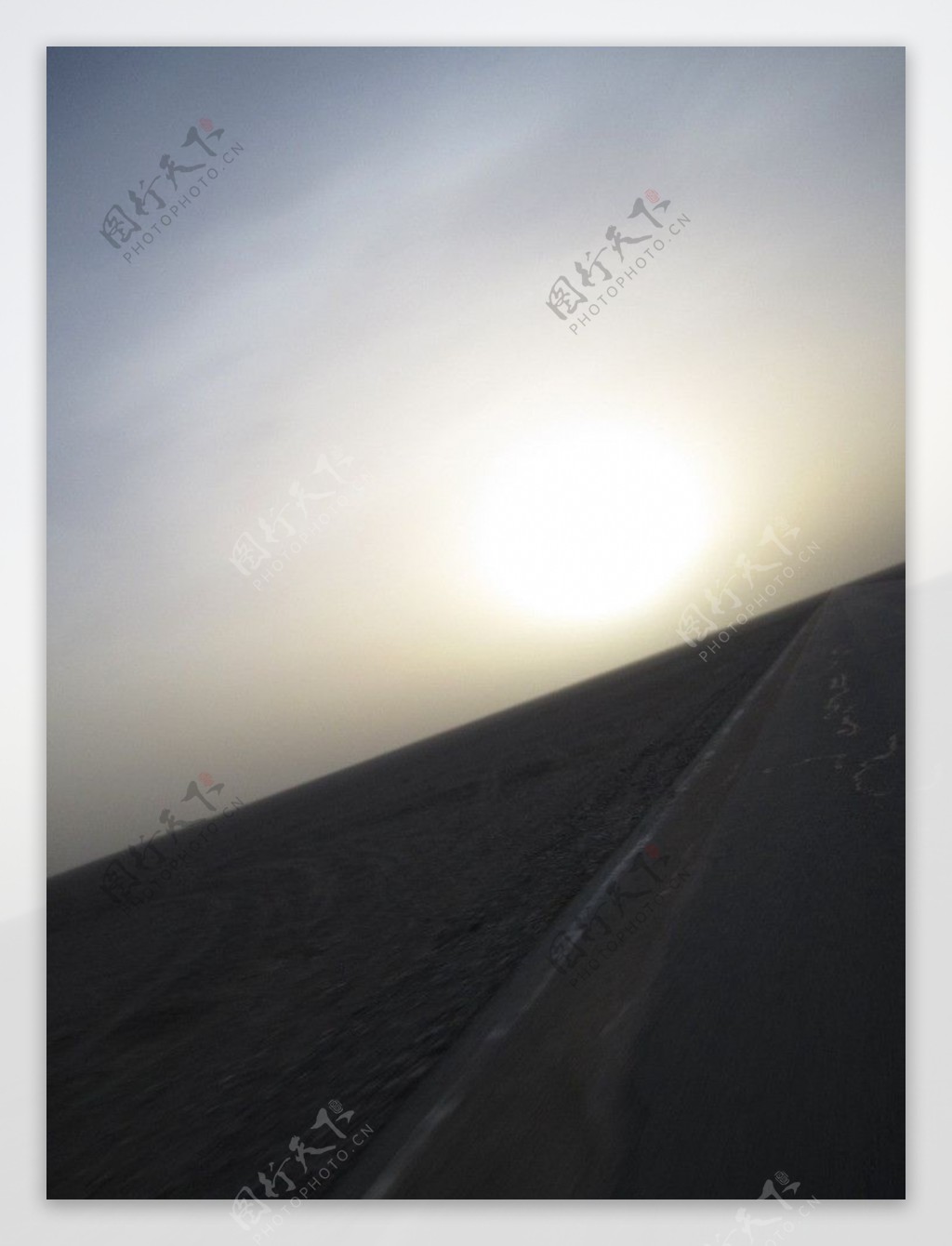 大漠日出图片