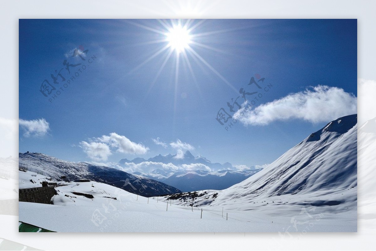 烈日雪山图片