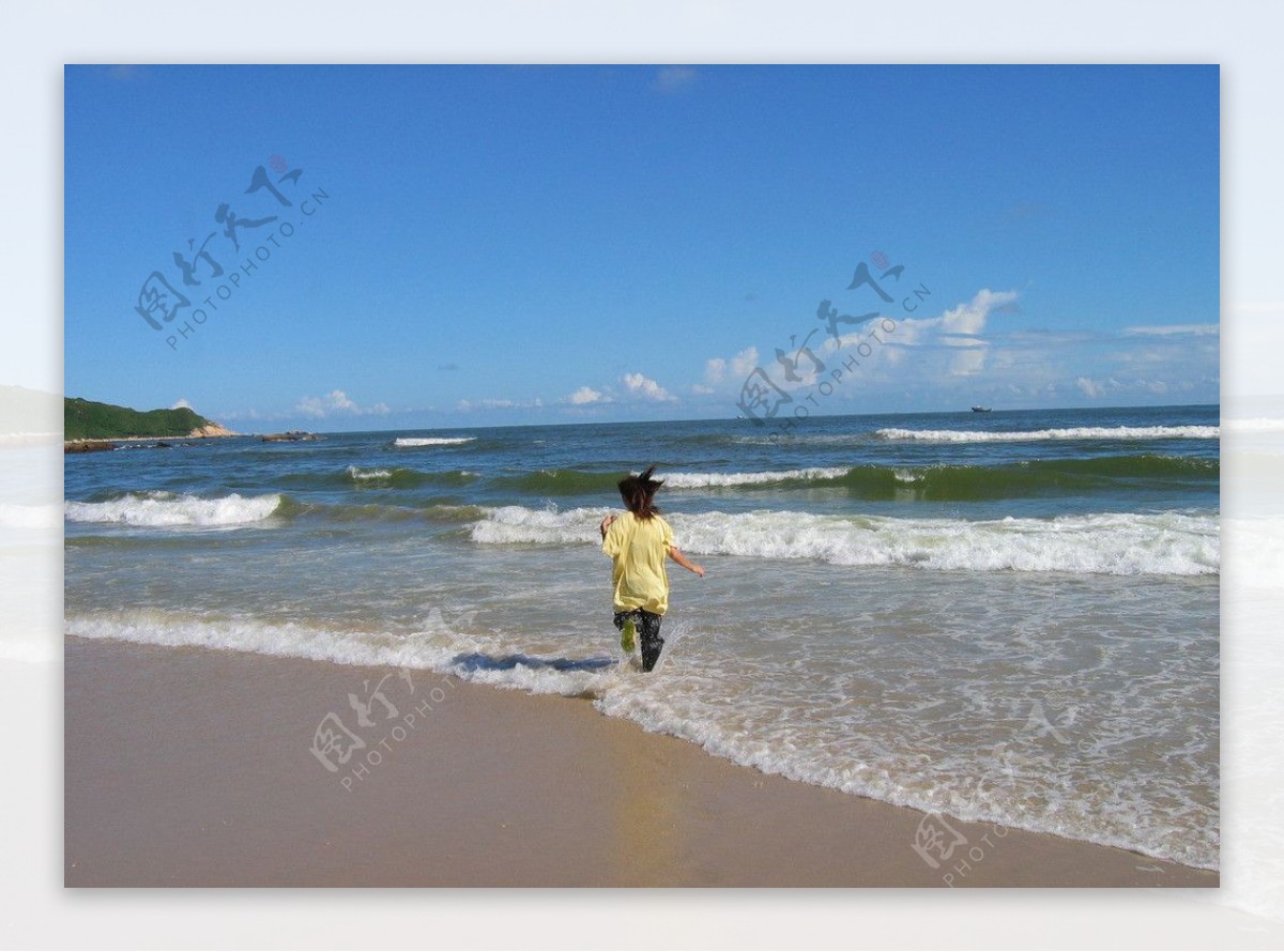 沙滩上奔跑的女孩图片