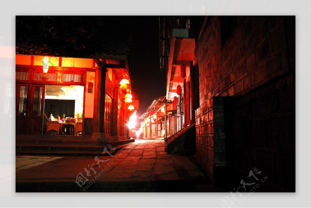 古镇小巷夜景图片