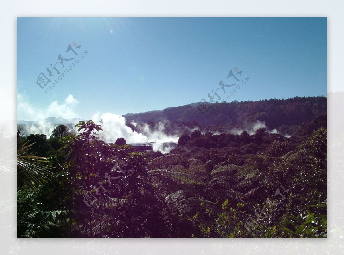 烈日下的火山温泉图片