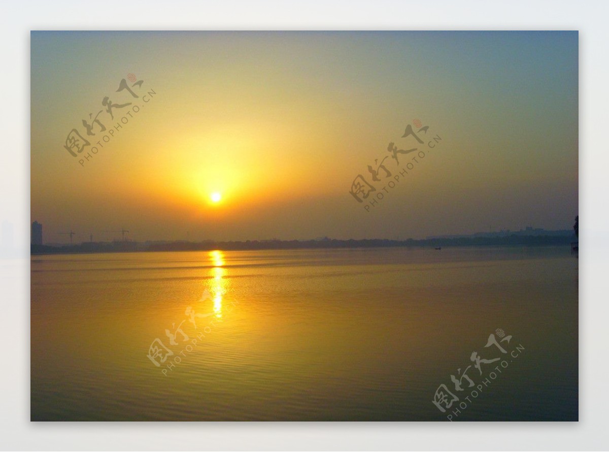 湖上朝阳图片