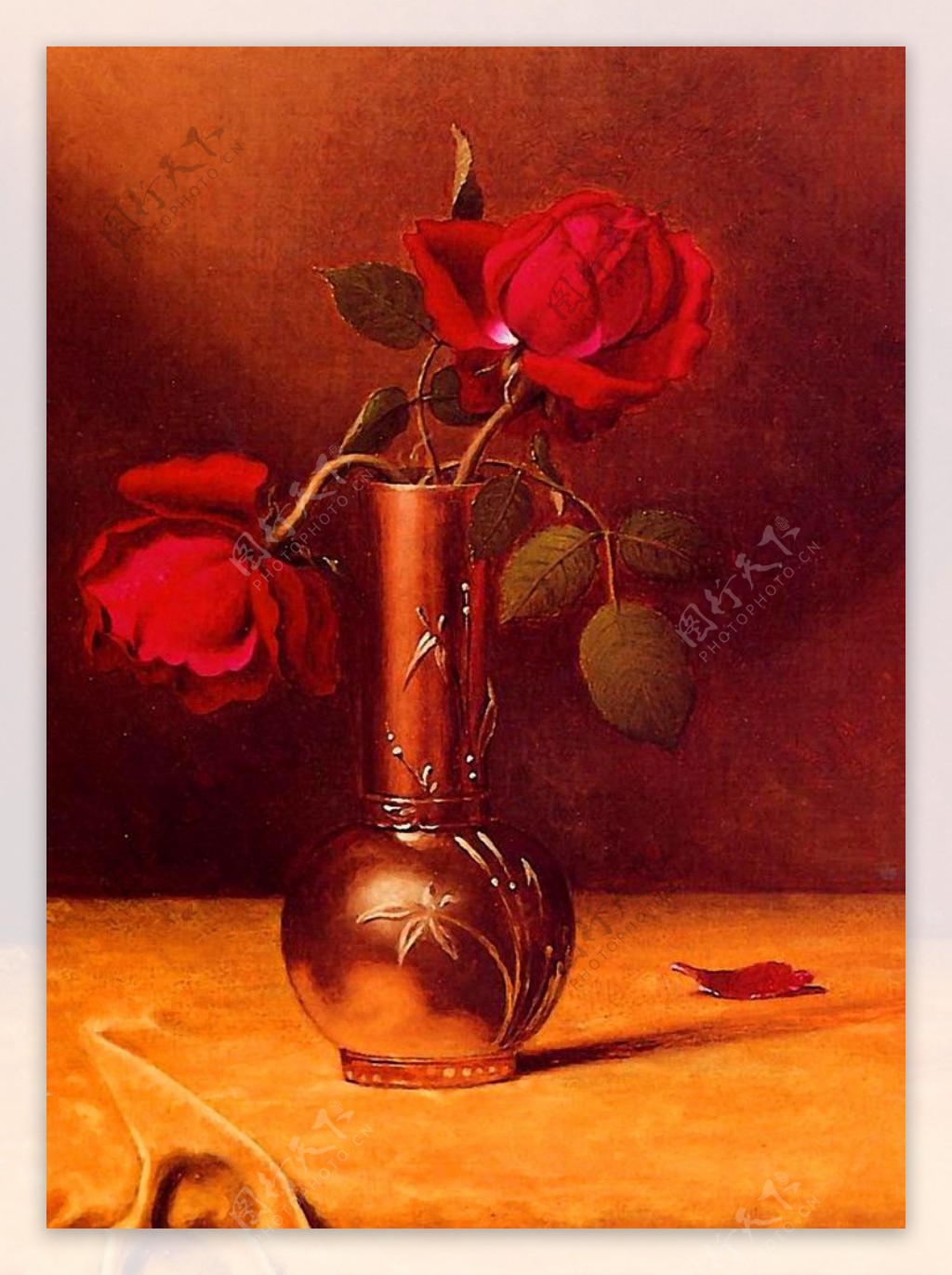 油画青铜花瓶里的红玫瑰图片