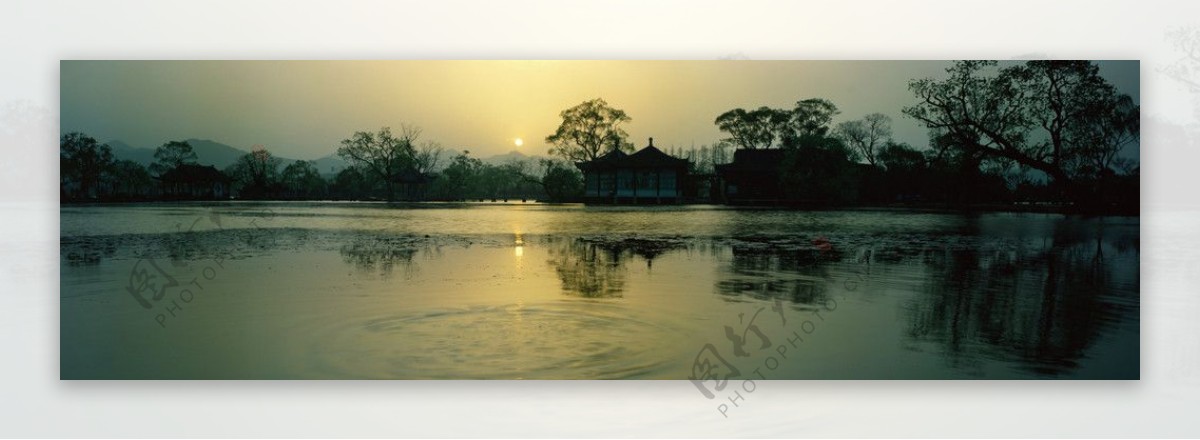 湖面落日图片