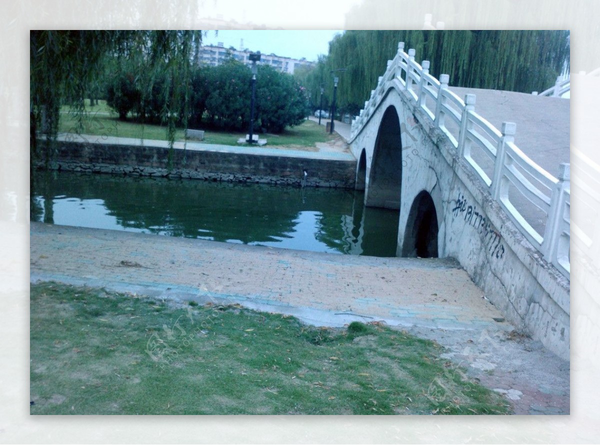 游园拱桥图片