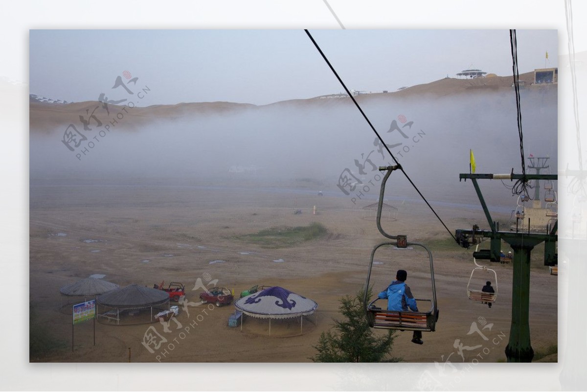 雾中的内蒙古响沙湾沙漠旅游景区图片