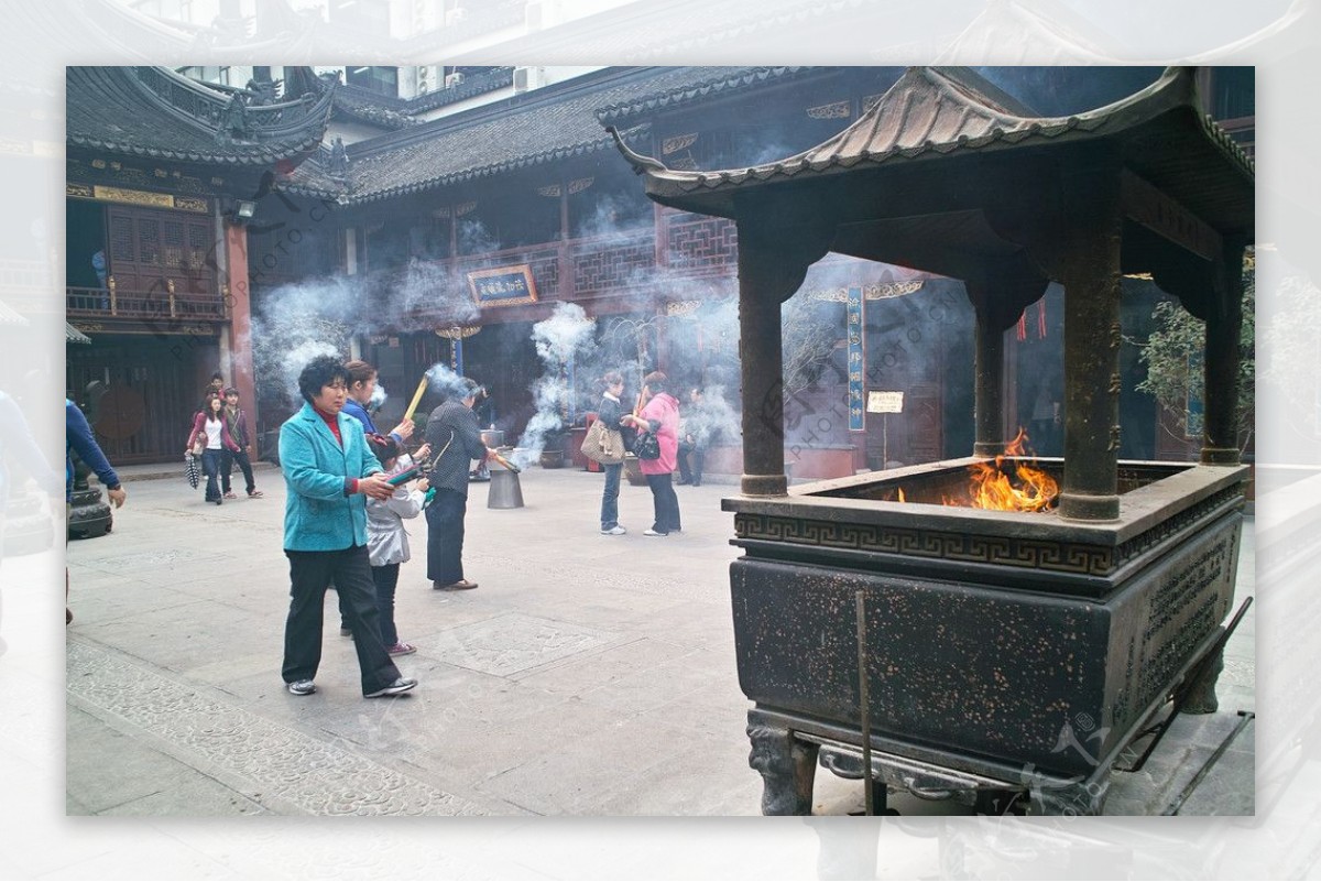 上海城隍庙上香图片