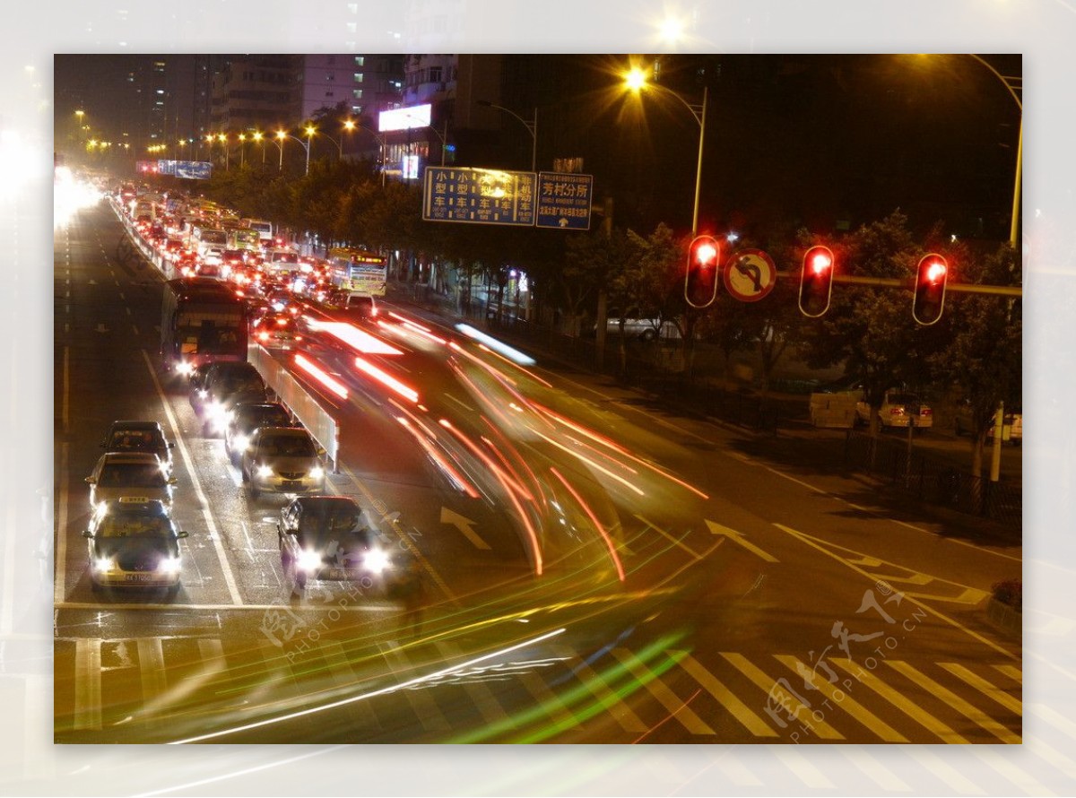 夜间公路上的车流图片