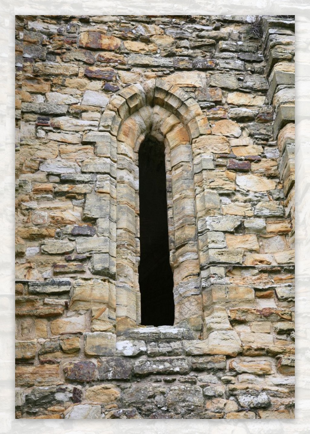 古老城堡细小窄小的石头窗户图片