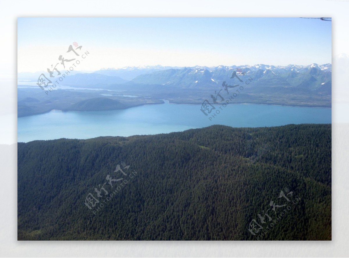 群山之中的湖泊图片