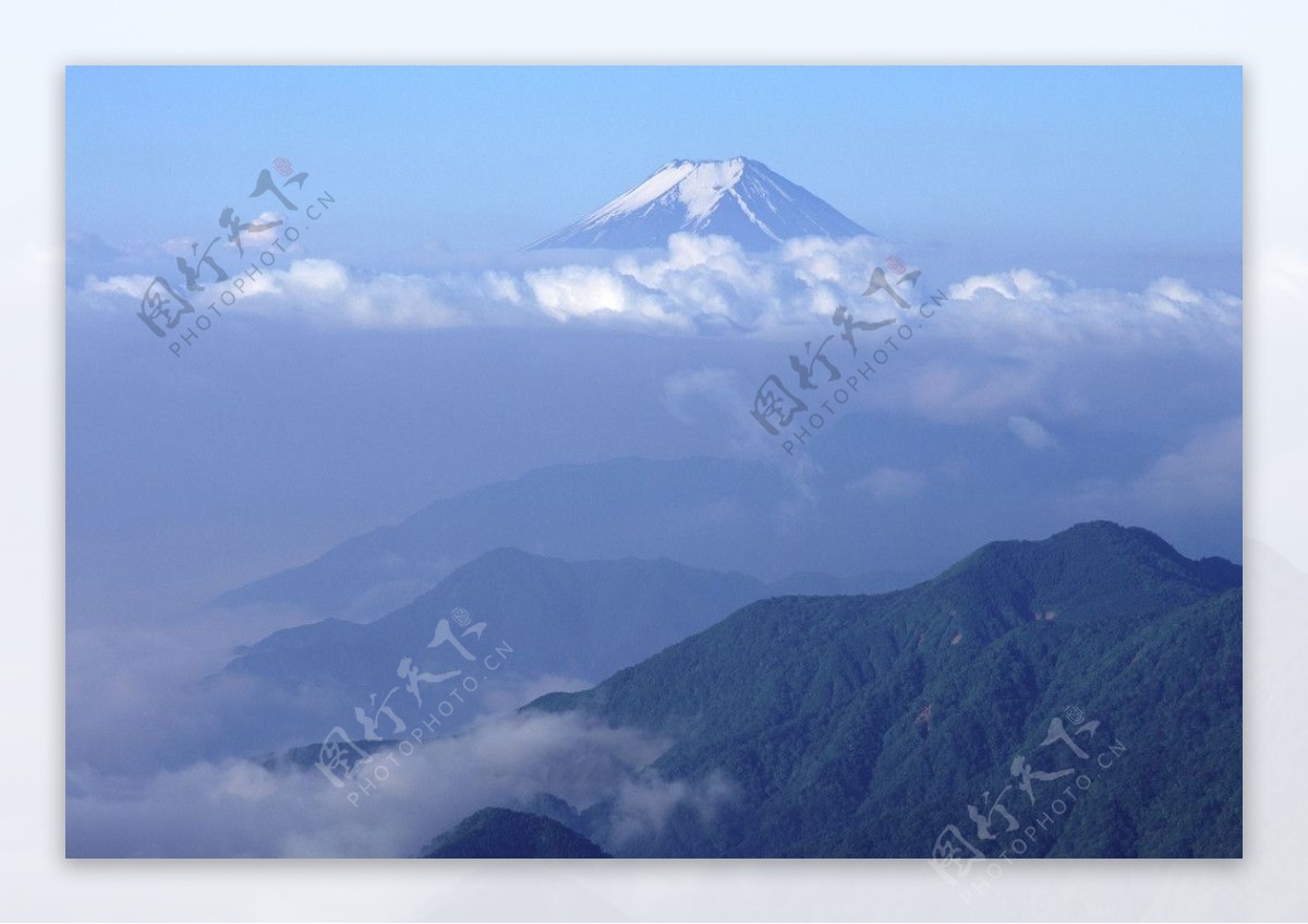 云绕富士山图片