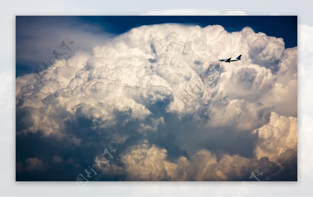 云中飞翔的客机图片