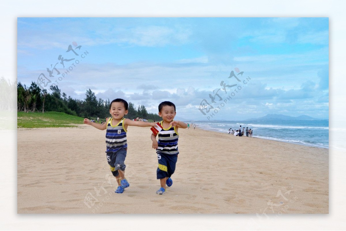 海南三亚海棠湾海边小哥俩图片