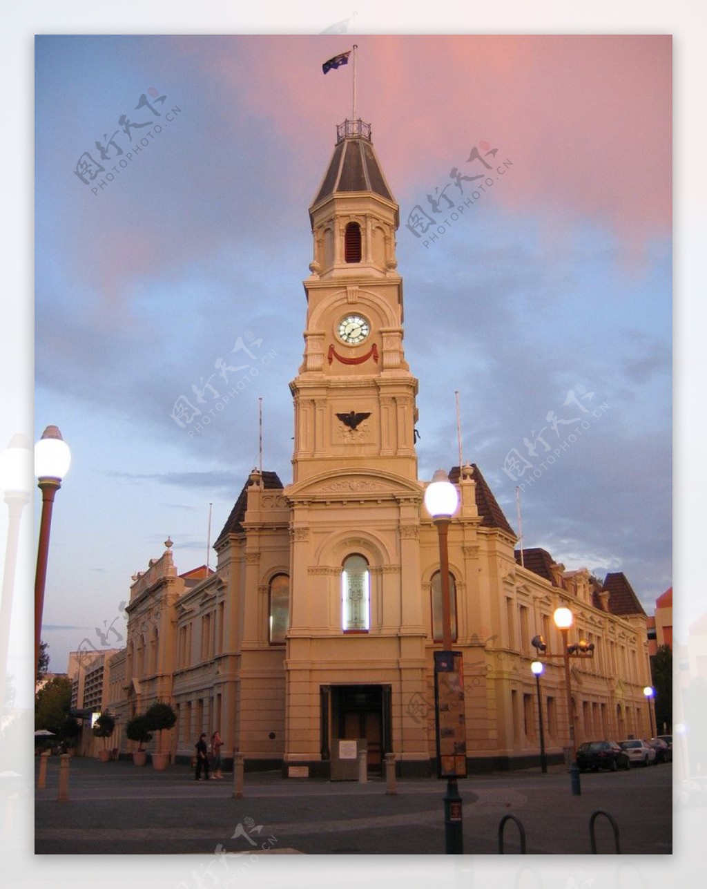 欧洲传统建筑古典钟楼街道小镇暖调路灯街灯图片