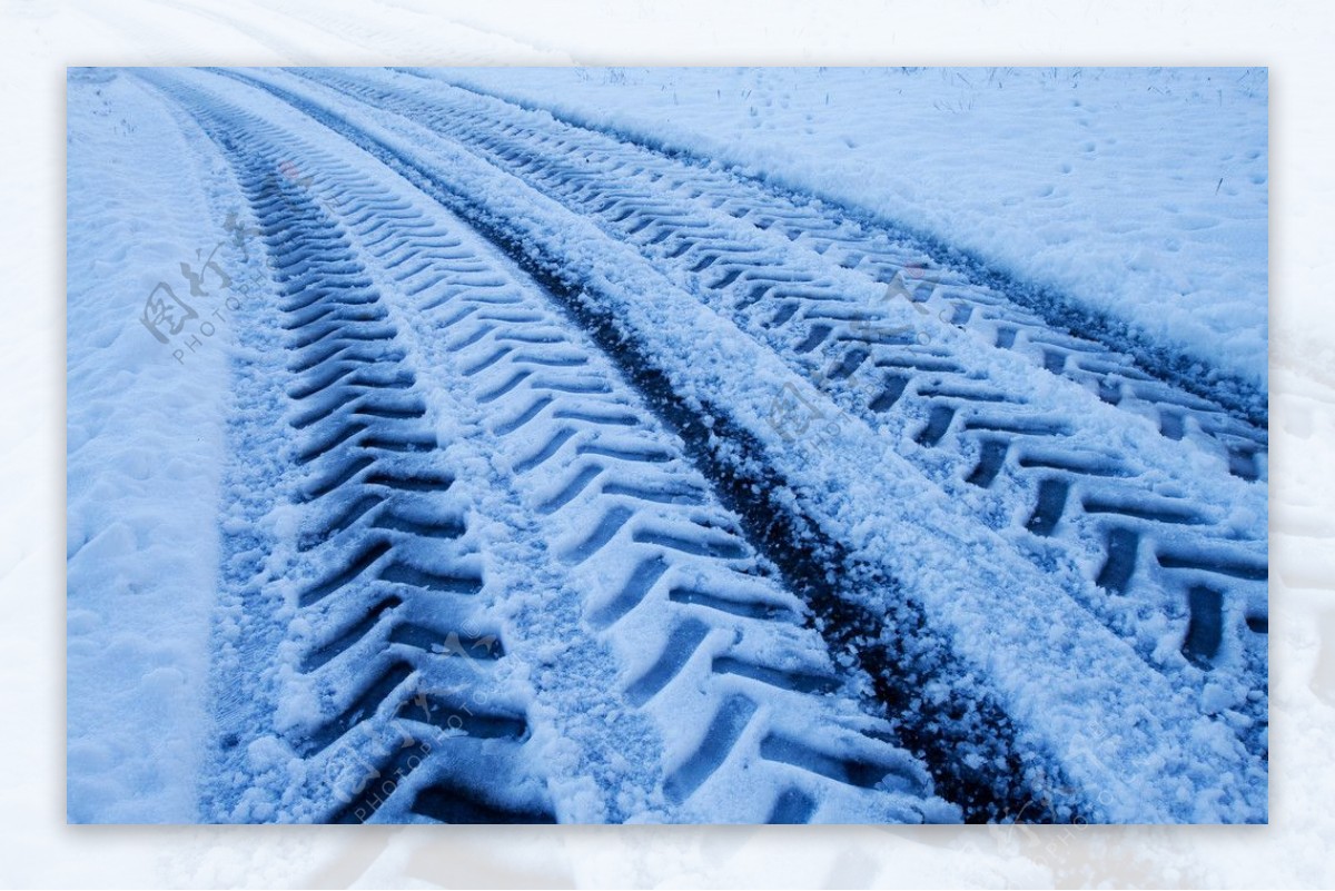 雪后公路上的汽车轮胎压痕图片