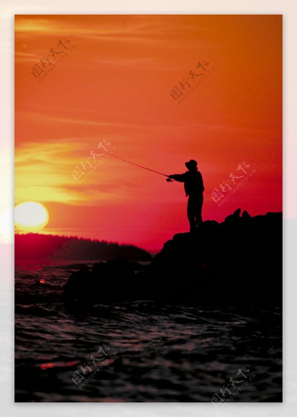 早晨在海边钓鱼的人图片