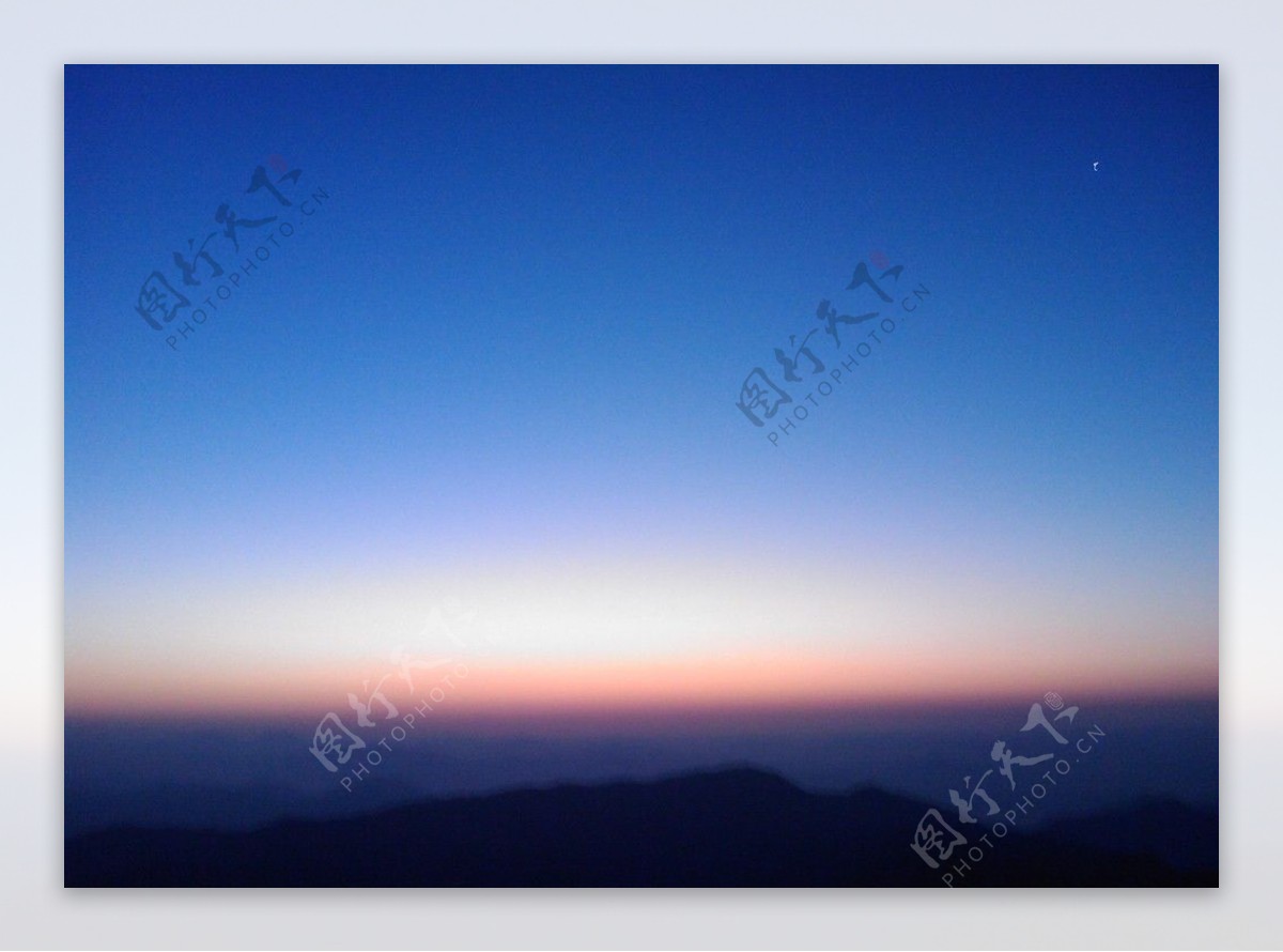 日出前的天空图片