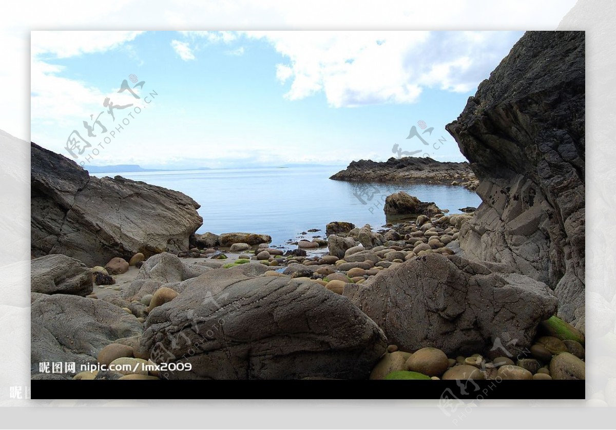 海边巨石堆图片