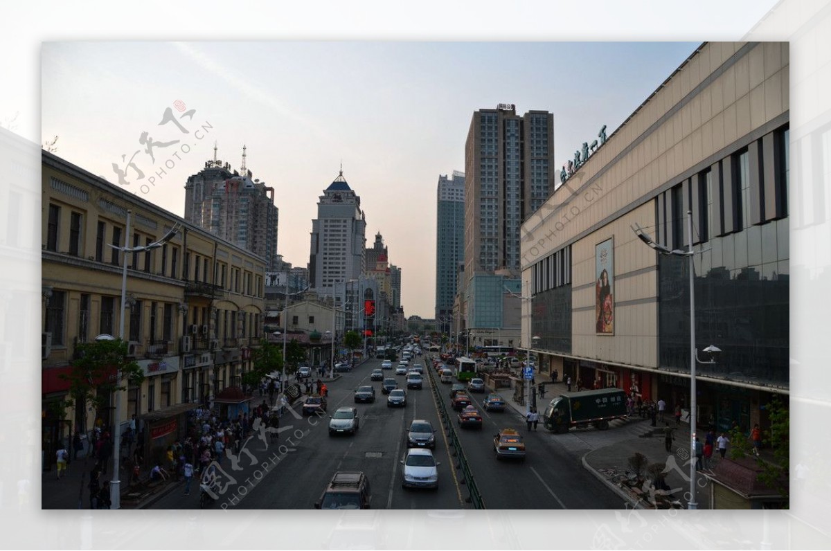 哈尔滨过街天桥俯瞰街道图片