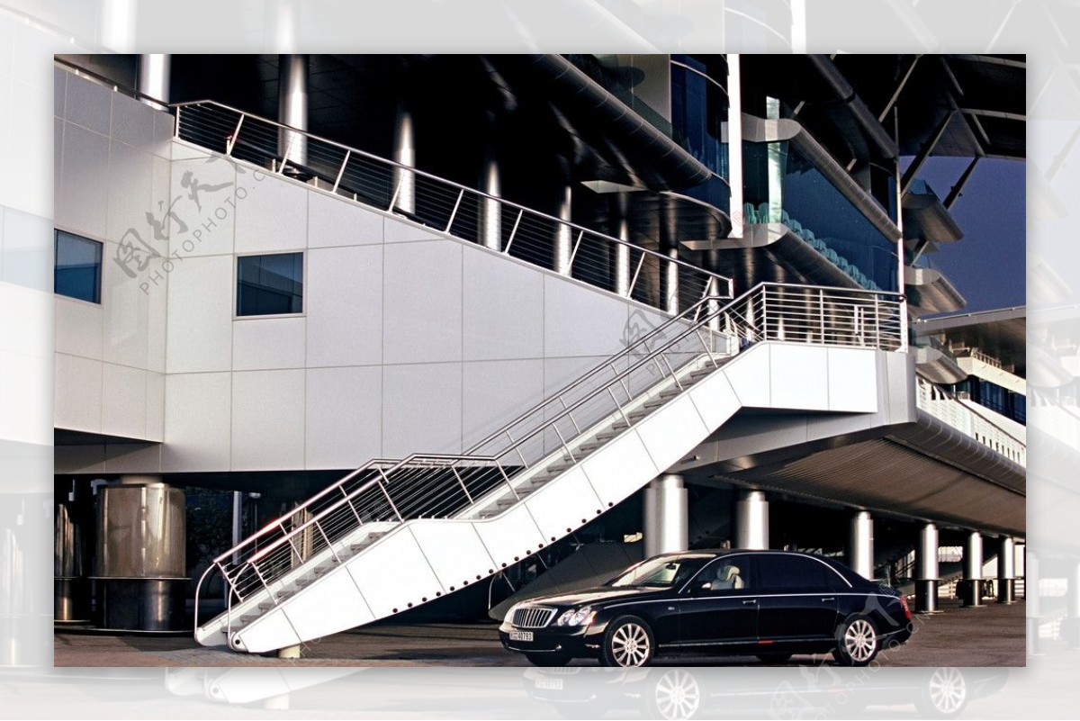 抽象建筑和迈巴赫名车图片