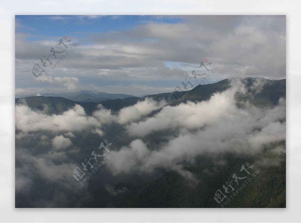 云雾中的天空与晨雾中的山图片