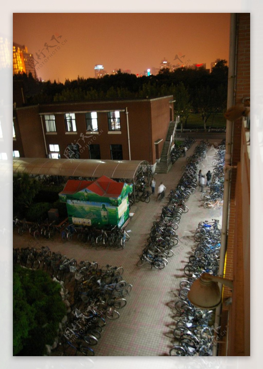 夜晚教学楼下的自行车图片