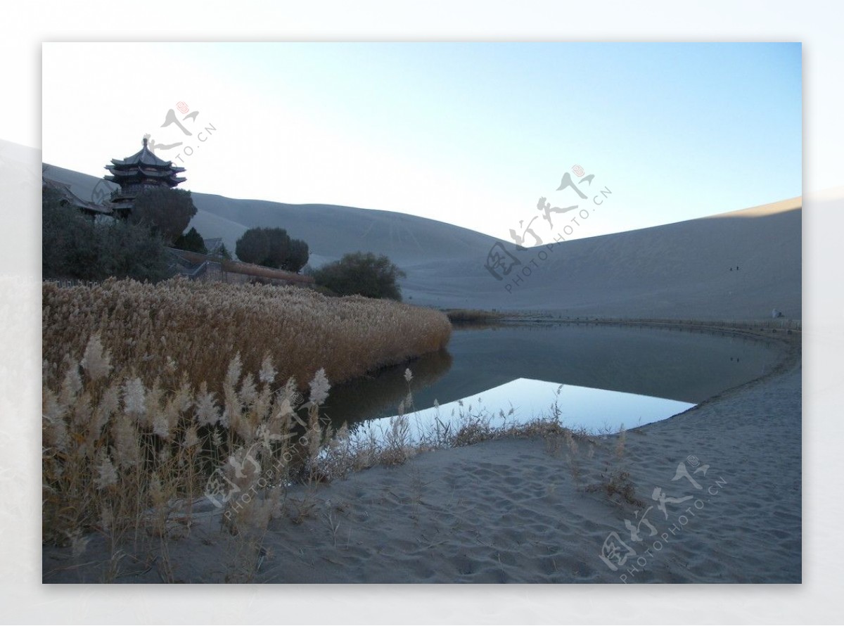 敦煌鸣沙山月牙泉图片