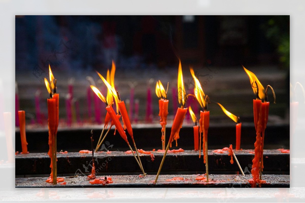 鬼城燃烧的蜡烛图片
