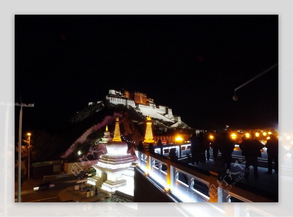 夜幕下的布达拉宫图片