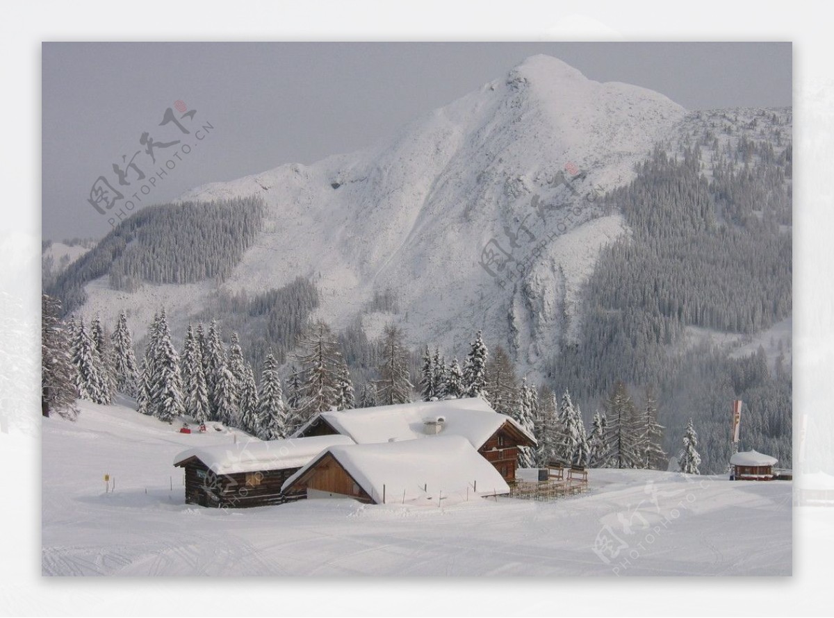 雪山下的木屋图片