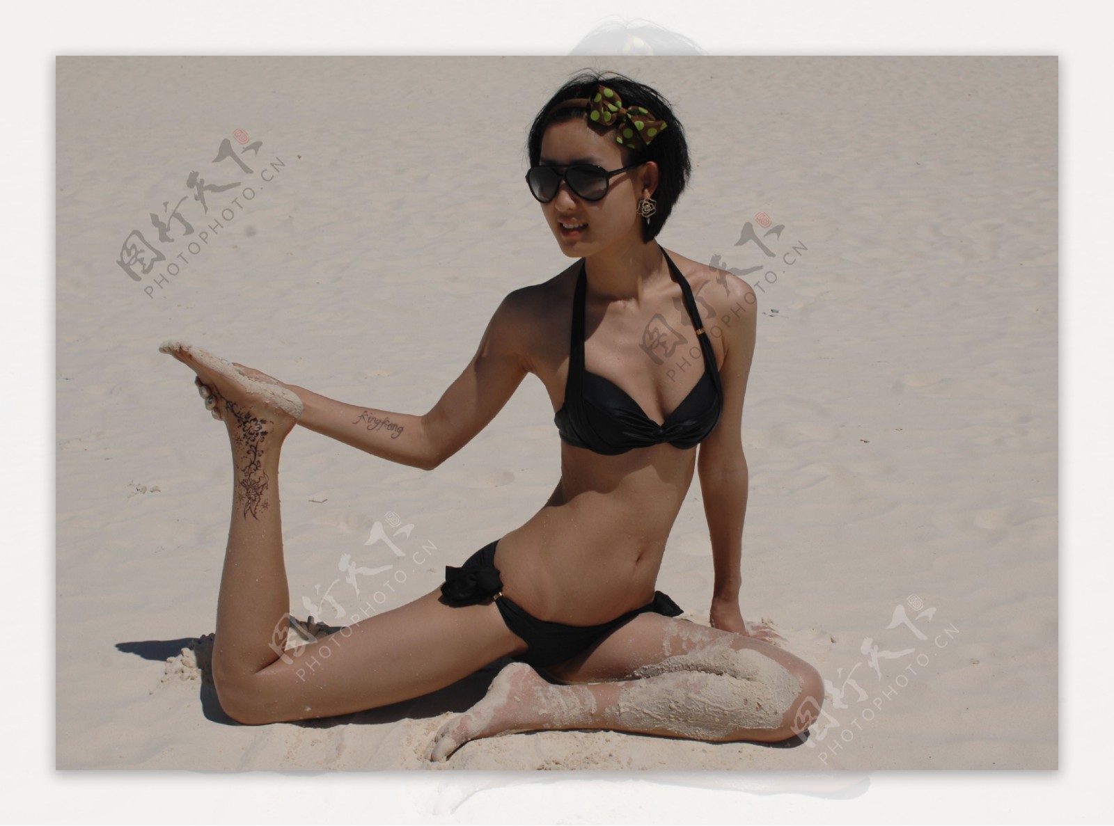 孔斯2010年菲律宾长滩岛度假黑色泳装图片