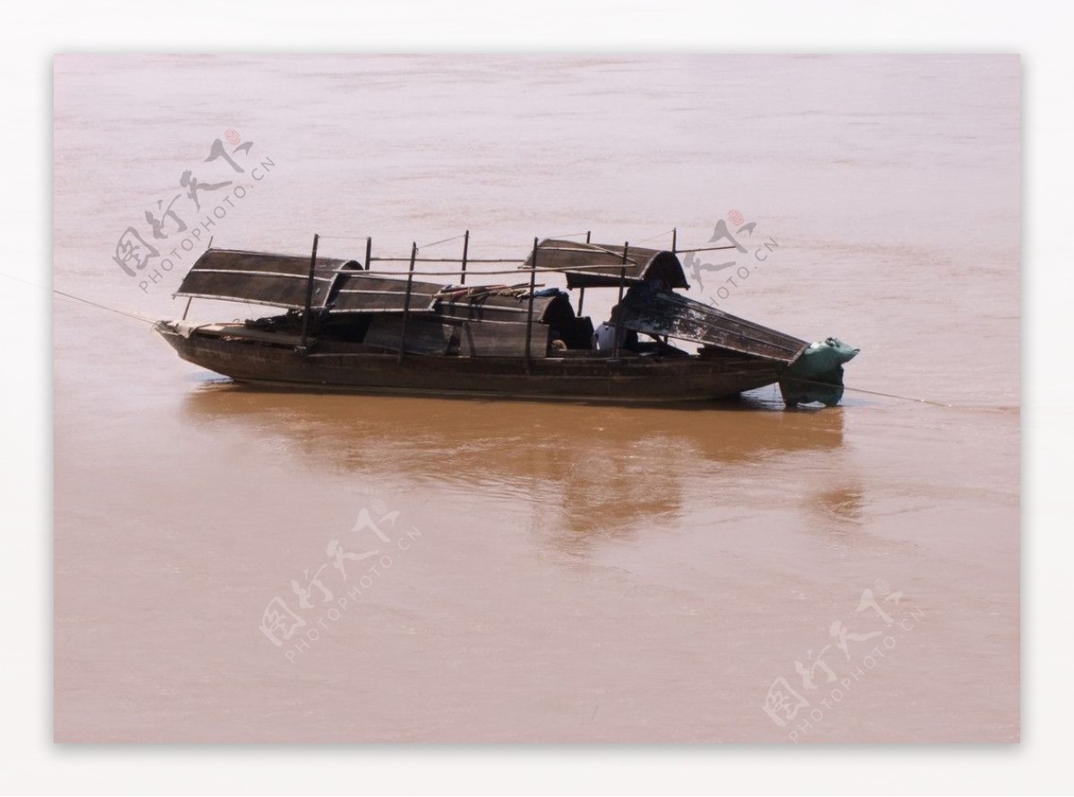 洪水中的渔船图片