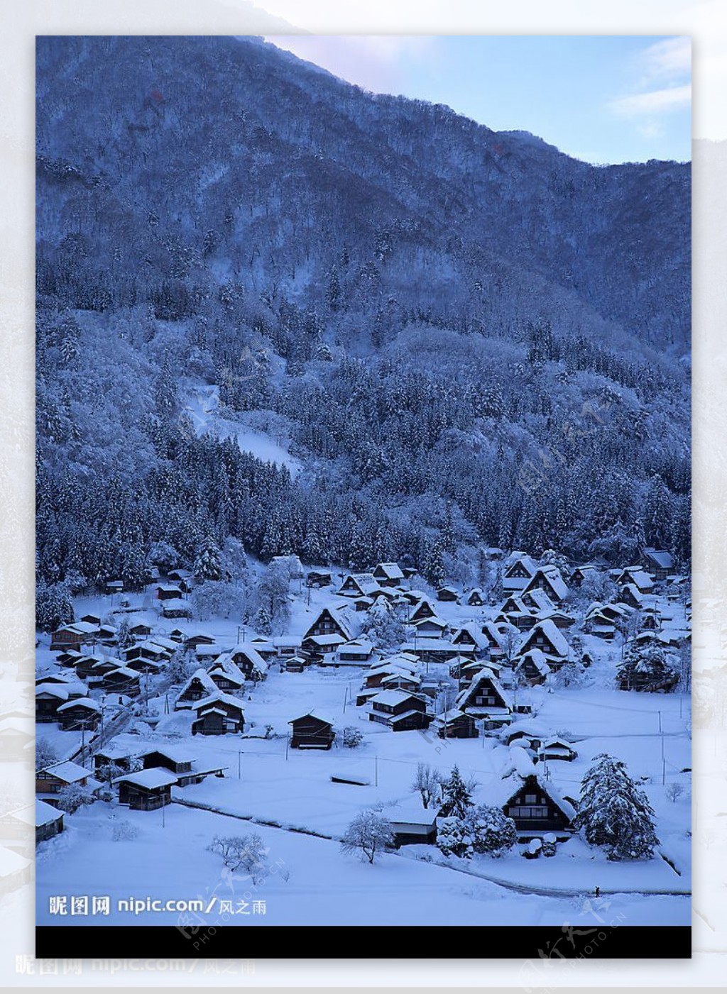 雪中村庄图片