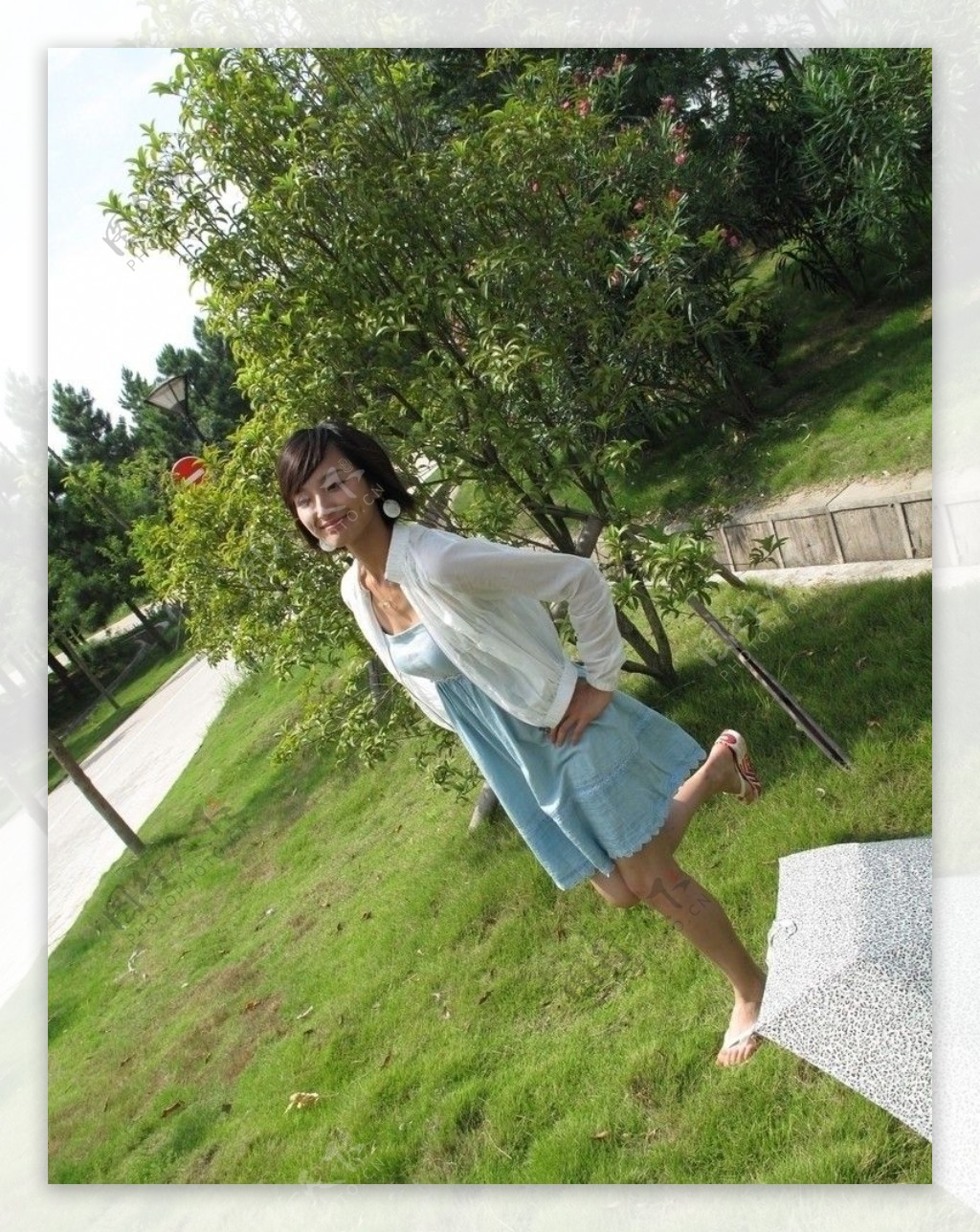 殷叶子蓝色短裙生活写真图片