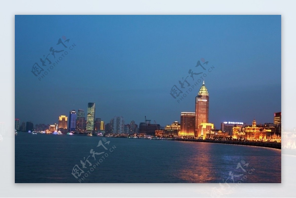 华灯初上的黄浦江畔图片