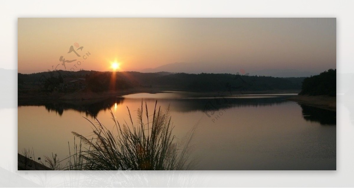 夕阳湖畔图片