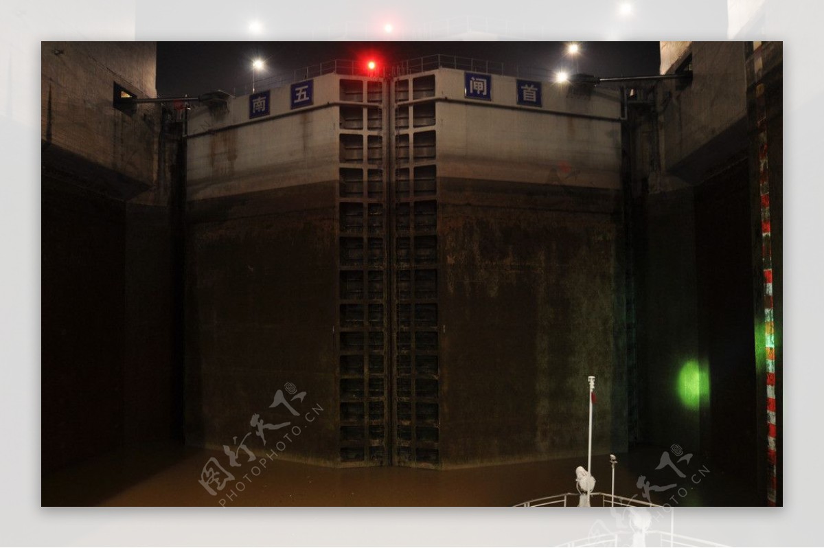 三峡大坝闸室水位下降图片