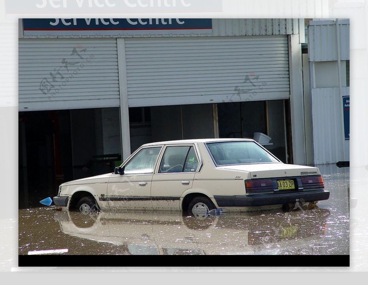 洪水里的丰田汽车图片