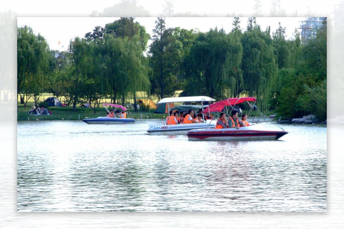 湖中划船图片