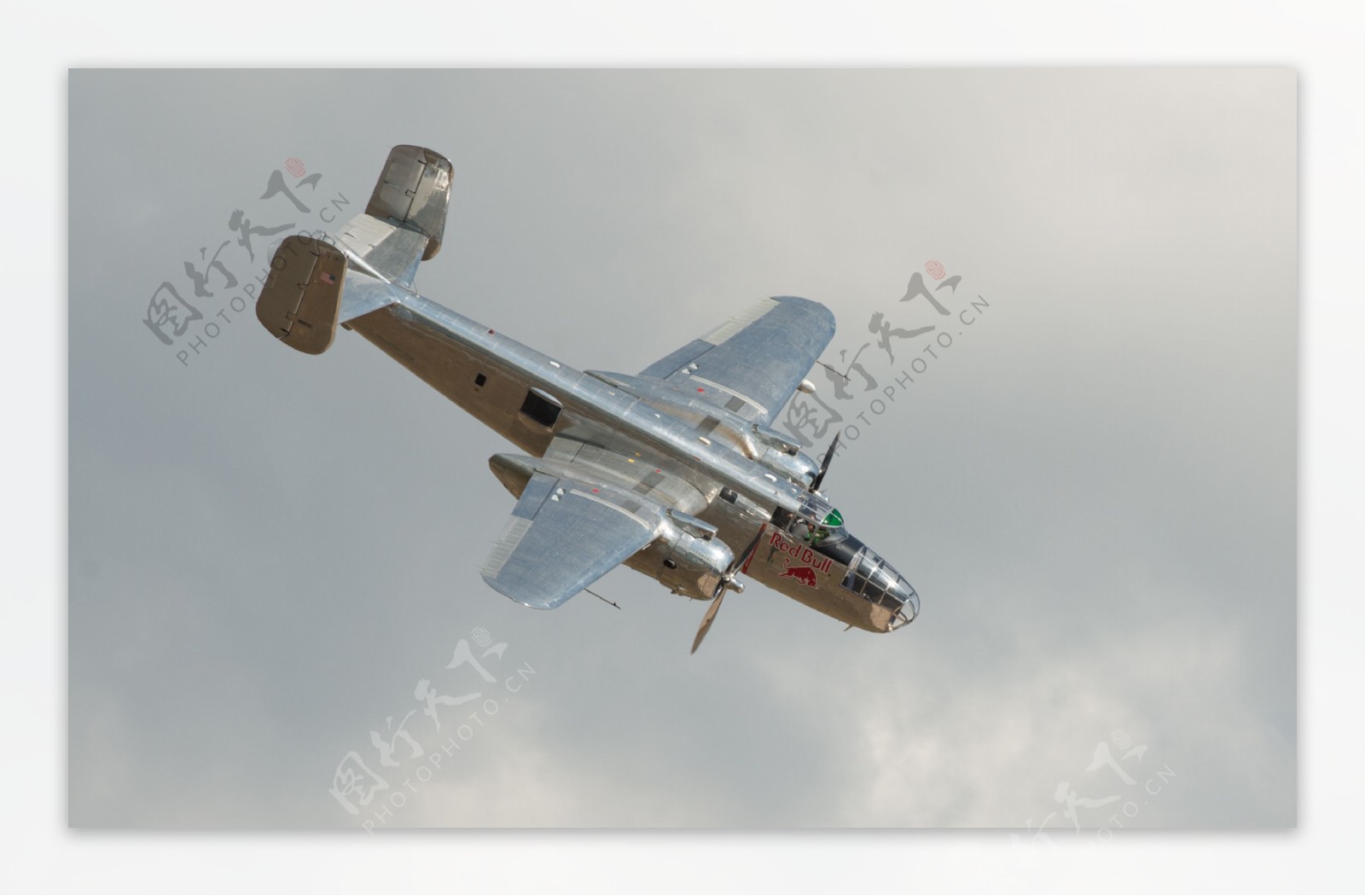 B25轰炸机图片