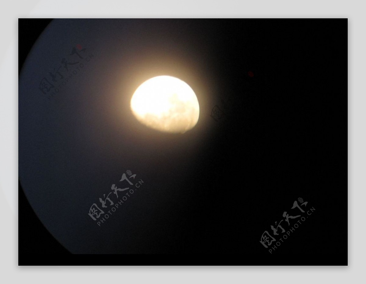 天文望远镜下的月亮图片