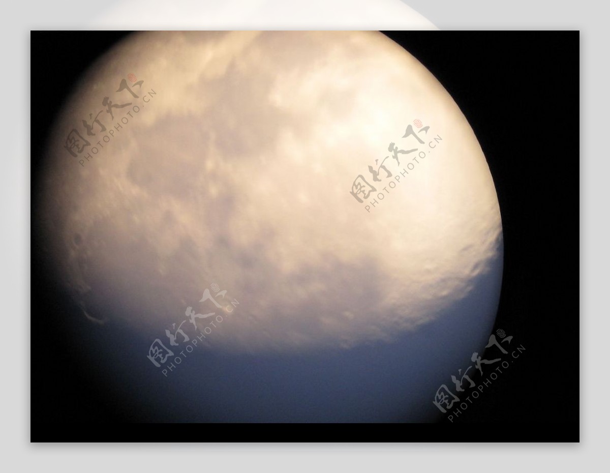 天文望远镜下的月亮图片