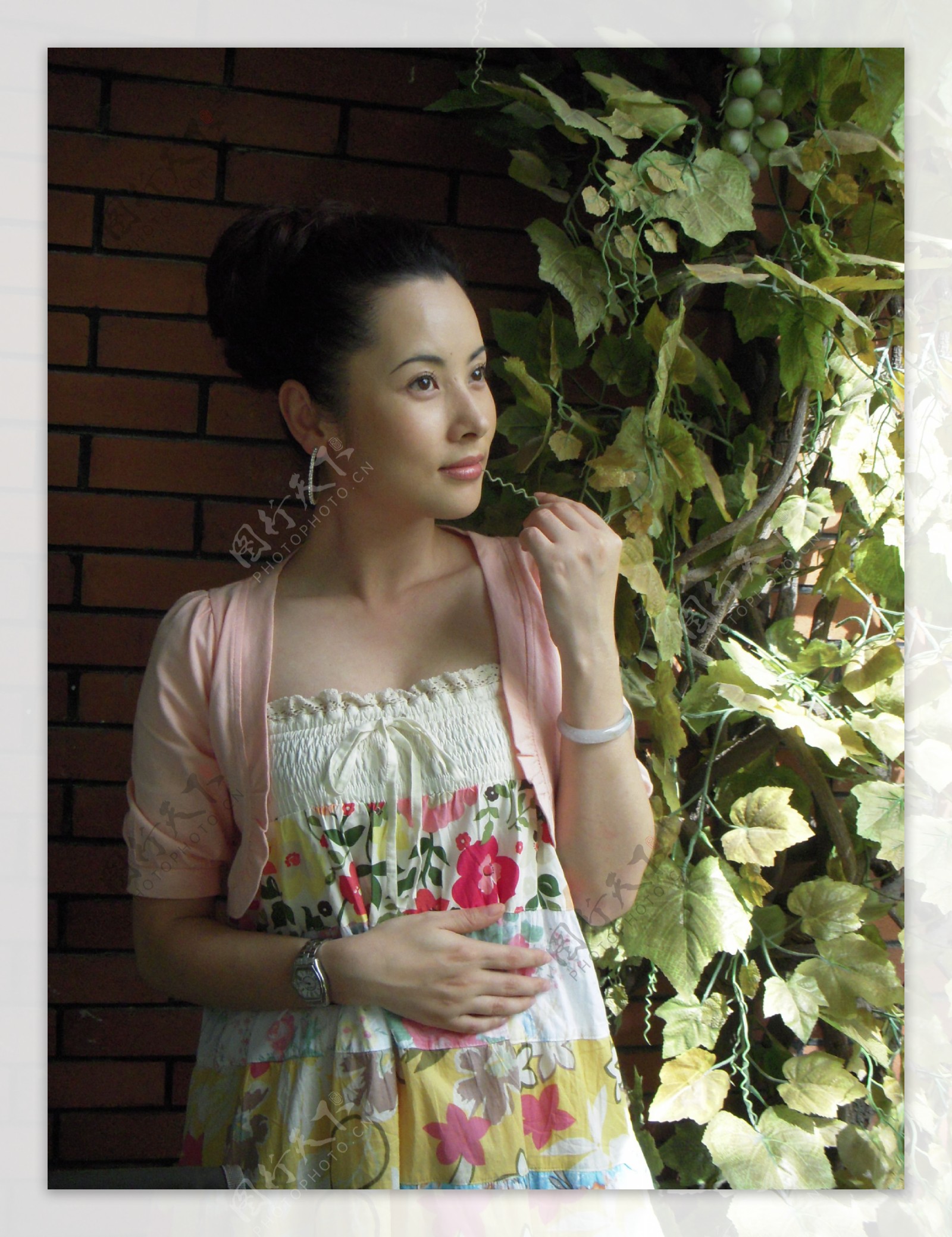 新《倚天屠龙记》之中最美女配，42岁了依旧是明艳动人_杨明娜