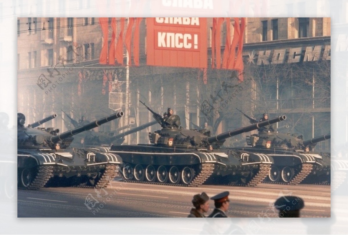 1983年11月7日十月革命66周年阅兵式苏联坦克重装备列队快速驶向红场图片